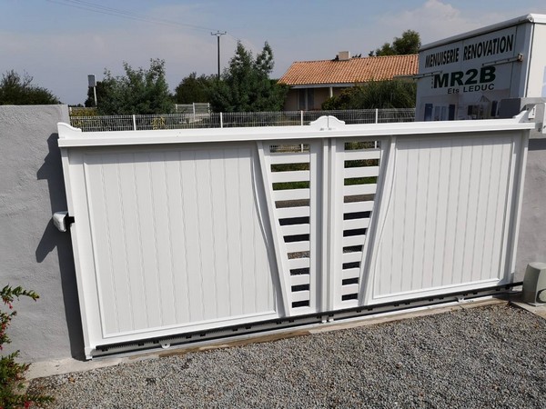 Réalisation d'un portail en bois par MR2B, menuiserie à la Plaine sur Mer 44770